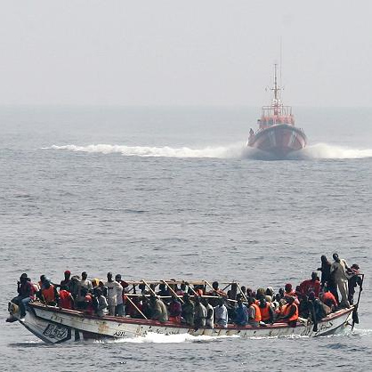 Cayuco_approached_by_a_spanish_Salvamar_vessel.jpg Cayuco_approached_by_a_spanish_Salvamar_vessel.jpg